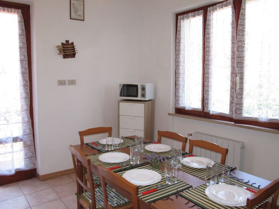 Table, Furniture, Property, Window, Building, Wood, Chair, Interior Design, Window Blind, Flooring