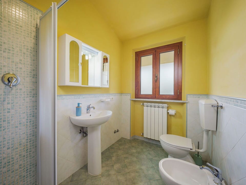 Mirror, Tap, Plumbing Fixture, Sink, Bathroom Sink, Property, Purple, Bathroom, Building, Architecture