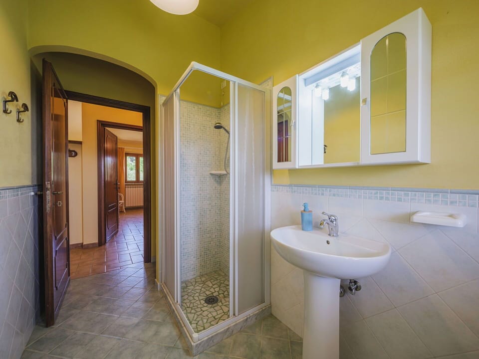 Mirror, Tap, Sink, Plumbing Fixture, Bathroom Sink, Building, Bathroom, Interior Design, Purple