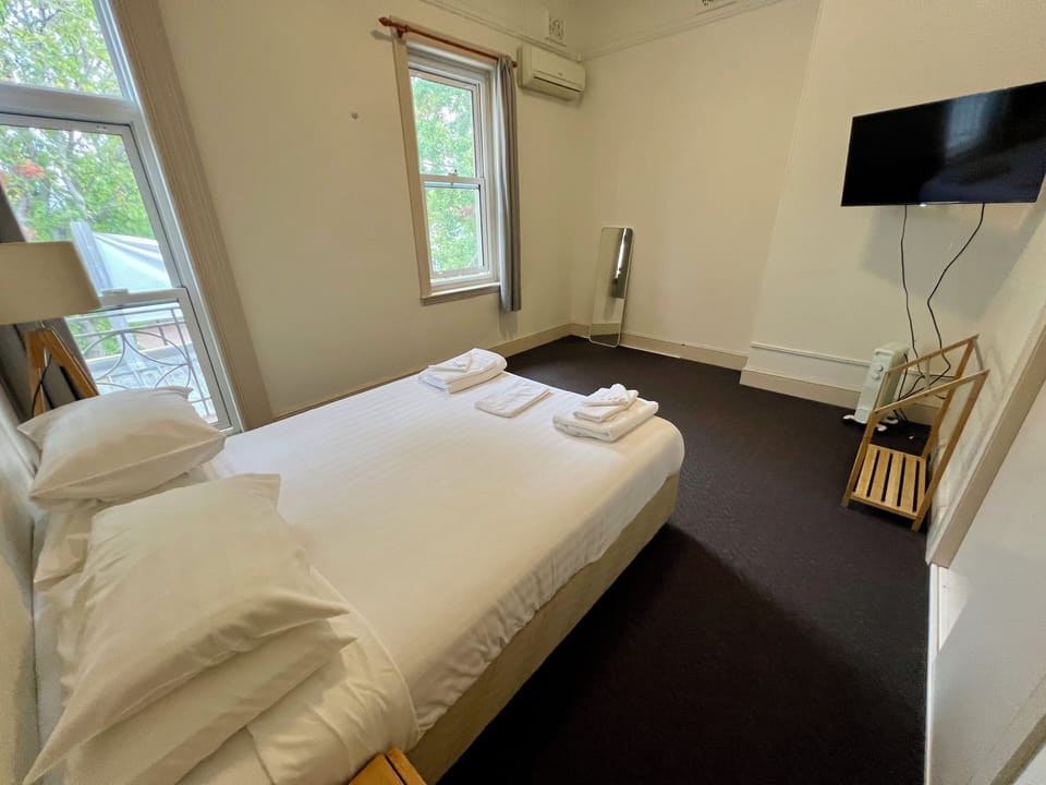 Deluxe 2-Bedroom Apartment, Kitchen, Bathroom, Non Smoking, Nightclub noise Thu to Sat 10pm to 3am | Free WiFi, bed sheets