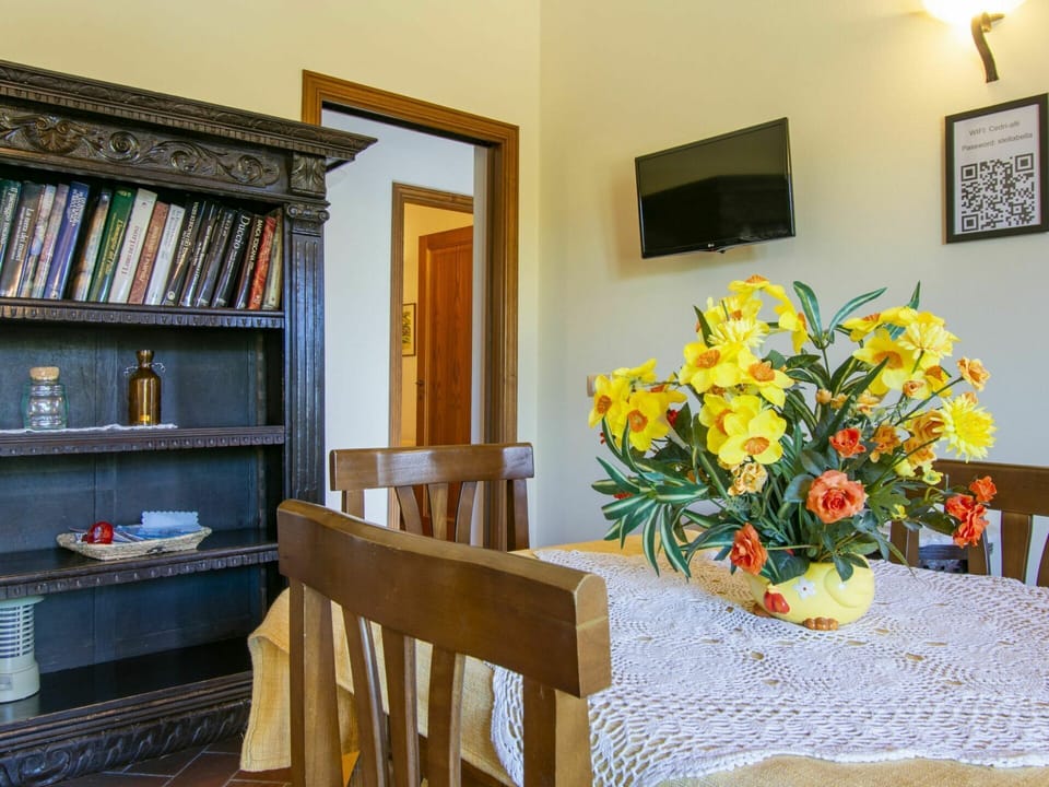 Flower, Picture Frame, Plant, Building, Shelf, Lighting, Textile, Flowerpot, Interior Design, Vase