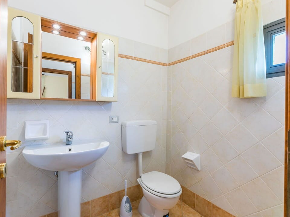 Mirror, Property, Sink, Plumbing Fixture, Tap, Purple, Bathroom, Bathroom Sink, Interior Design