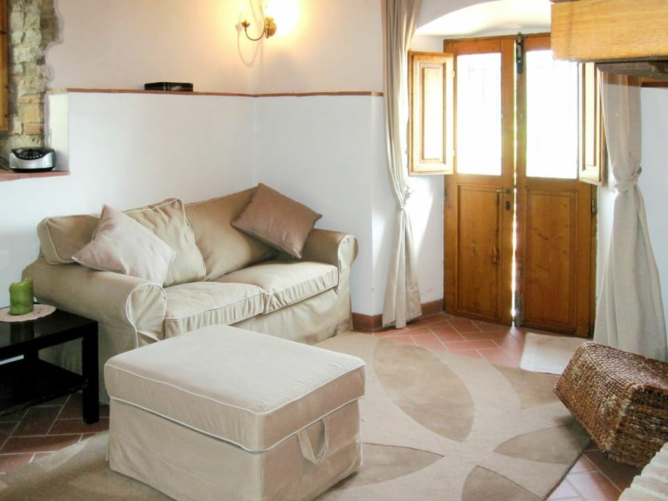 Room, Furniture, Property, Living Room, Interior Design, Floor, Building, Table, House, Suite