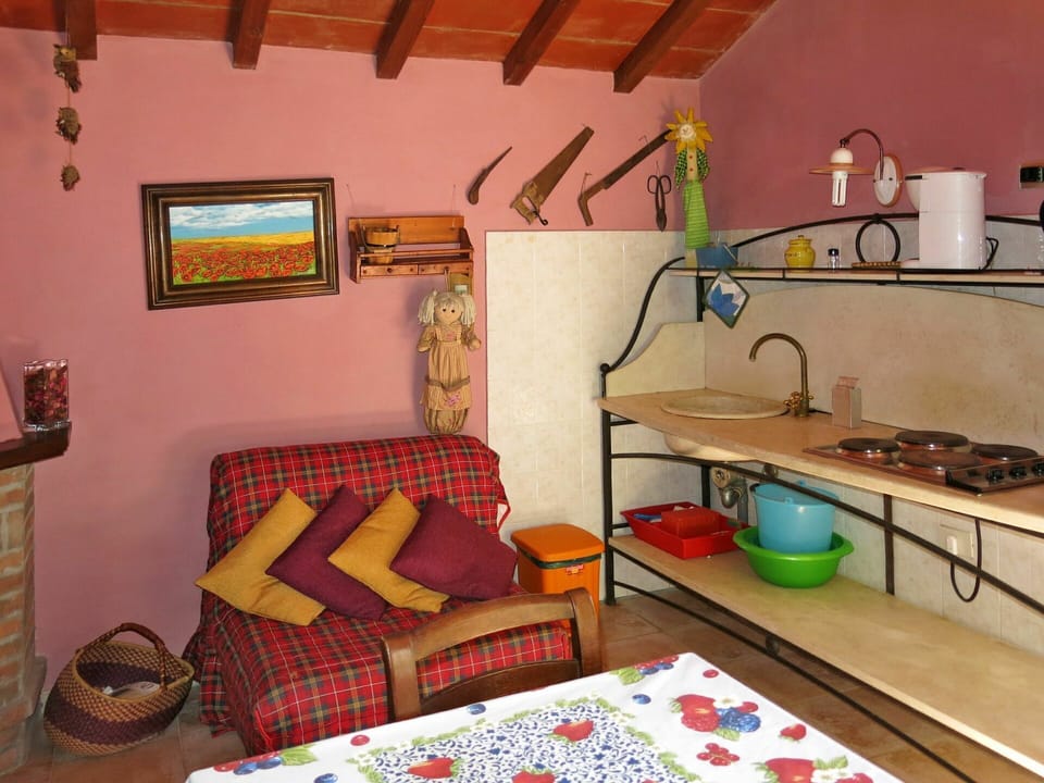 Room, Property, Furniture, Interior Design, Wall, House, Building, Floor, Table, Living Room