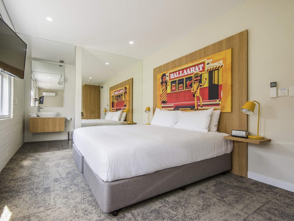 Superior Room, 1 King Bed | Minibar, in-room safe, desk, iron/ironing board