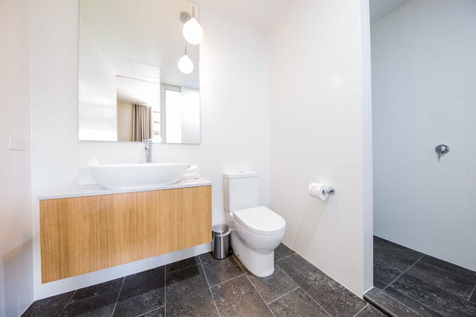 Superior Room, 1 King Bed | Bathroom | Eco-friendly toiletries, hair dryer, towels