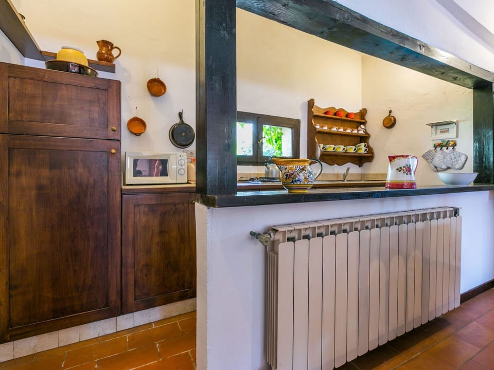 Property, Countertop, Cabinetry, Building, Wood, Shelving, Food, Interior Design, Kitchen, Floor