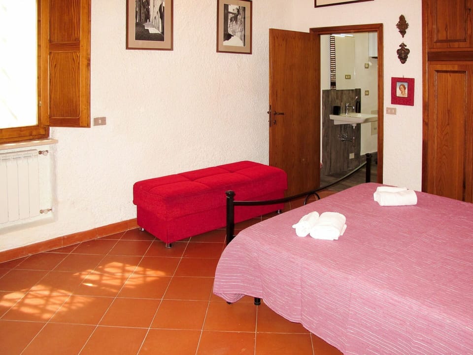 Room, Bedroom, Furniture, Property, Bed, Floor, Bed Sheet, Building, Interior Design, House