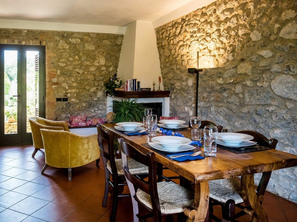 Room, Property, Furniture, Building, Interior Design, Dining Room, Table, Wall, House, Floor