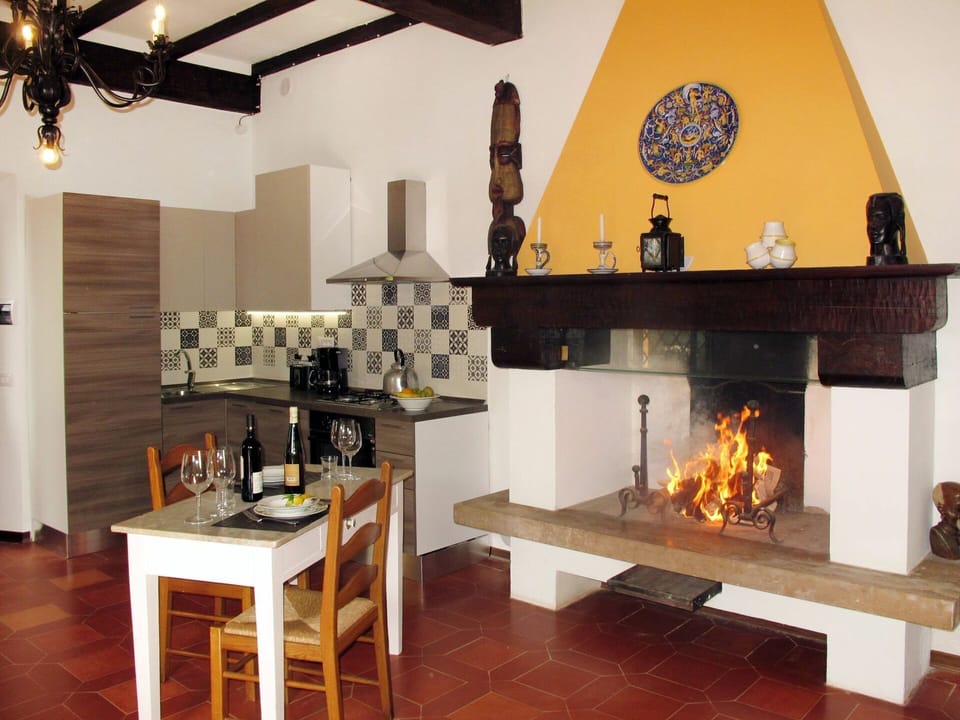 Hearth, Room, Fireplace, Property, Interior Design, Masonry Oven, Furniture, Living Room, Building, Table