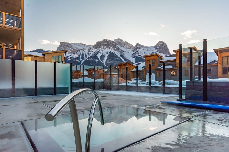 Hot Tub with Great Mountain Views!