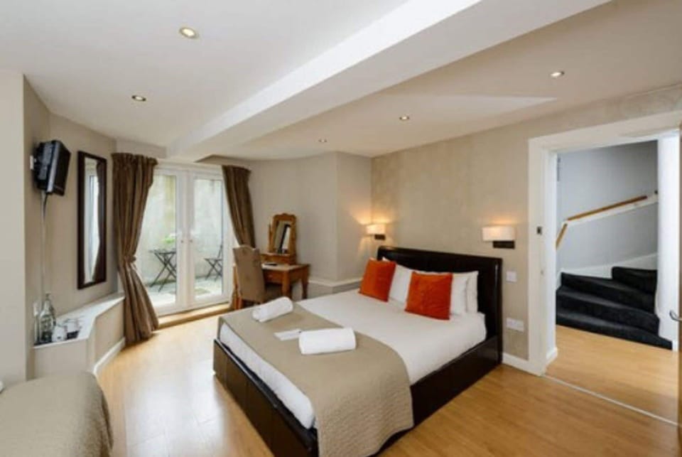 Triple Room, Ensuite | Individually decorated, individually furnished, laptop workspace