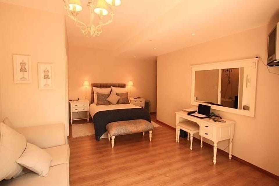 Superior Room | Minibar, in-room safe, blackout drapes, soundproofing