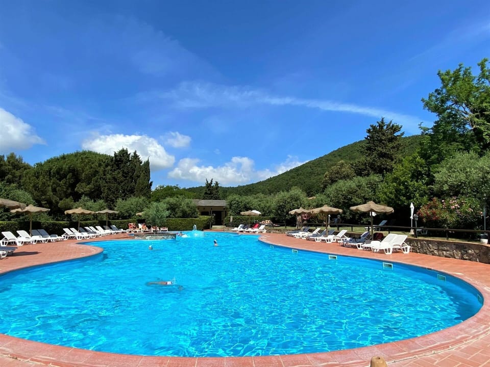 Water, Cloud, Sky, Water Resources, Property, Plant, Swimming Pool, Blue, Tree, Azure