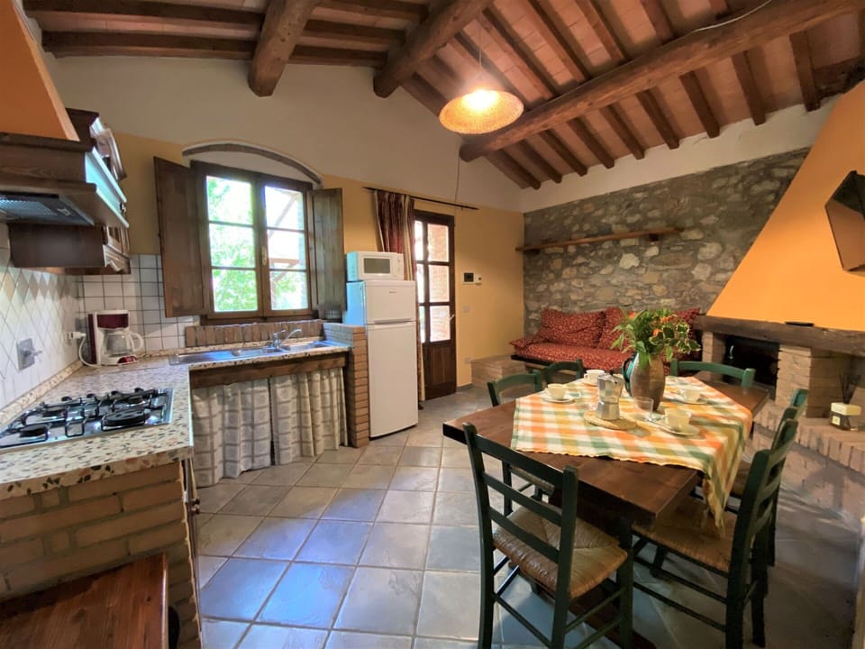 Table, Property, Furniture, Window, Wood, Cabinetry, Interior Design, Lighting, Architecture, Countertop