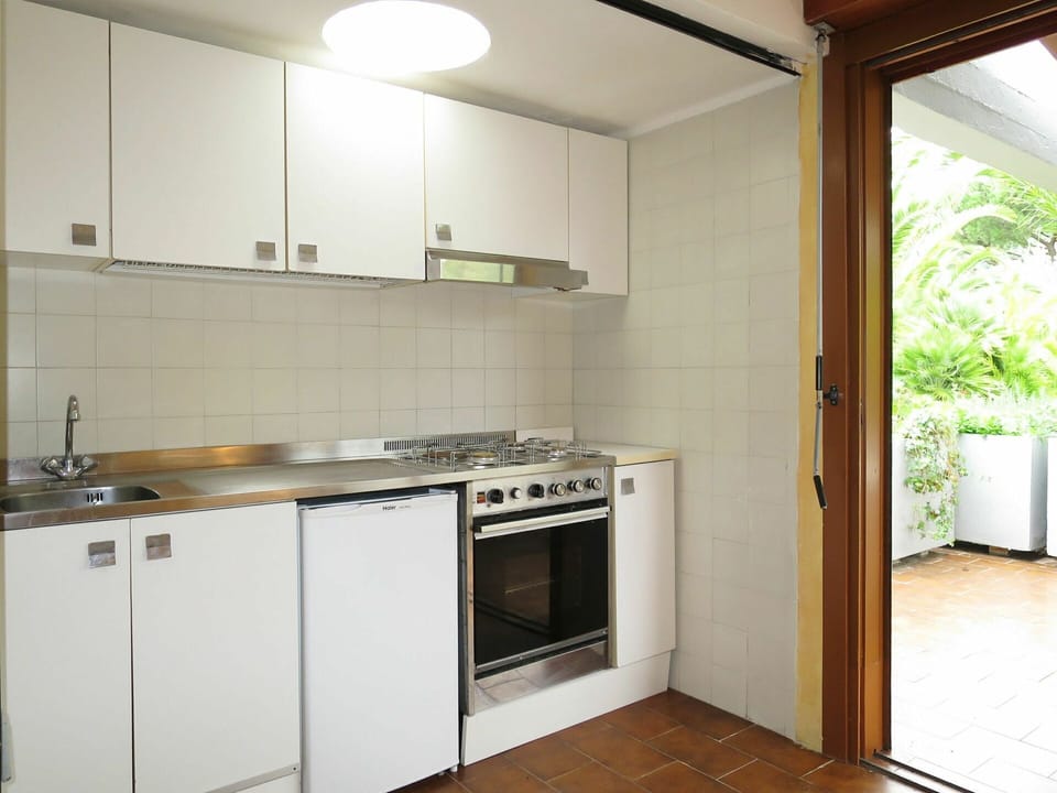 Cabinetry, Sink, Property, Countertop, Kitchen Sink, Kitchen Stove, Building, Wood, Kitchen Appliance, Kitchen