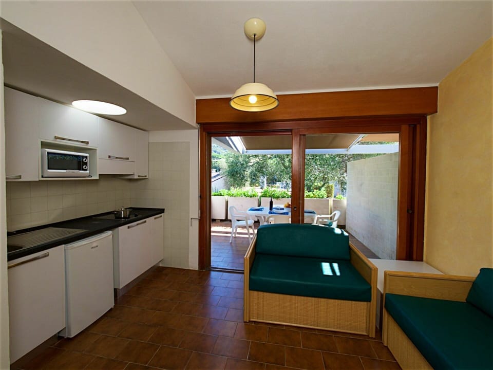 Cabinetry, Property, Furniture, Countertop, Building, Wood, Window, Interior Design, Plant, Floor