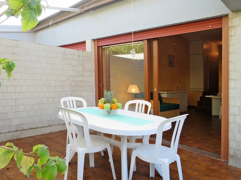 Table, Furniture, Property, Chair, Building, Plant, Window, Flowerpot, Wood, Houseplant
