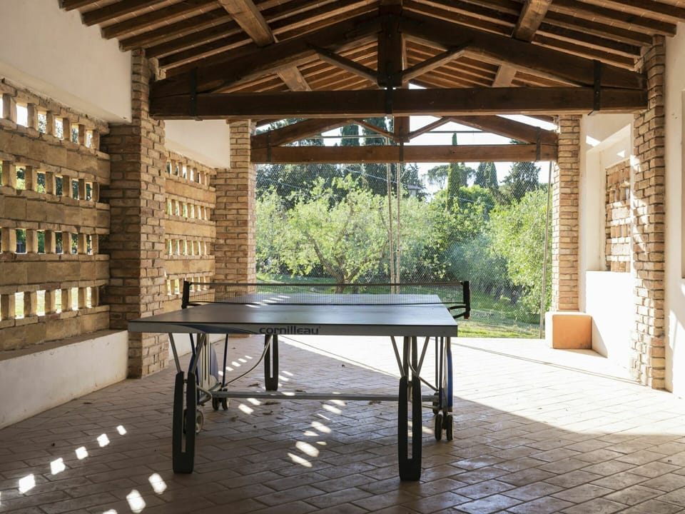 Table, Furniture, Plant, Wood, Building, Shade, Rectangle, Interior Design, Floor, Desk