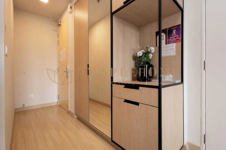 Deluxe Suite, 1 Queen Bed, Without Parking | Desk, blackout drapes, iron/ironing board, WiFi (free)