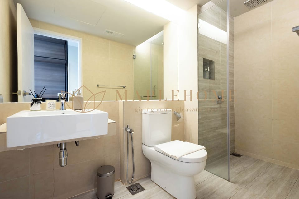 Premier Suite, 1 Queen Bed, Non Smoking | Bathroom | Shower, rainfall showerhead, free toiletries, hair dryer