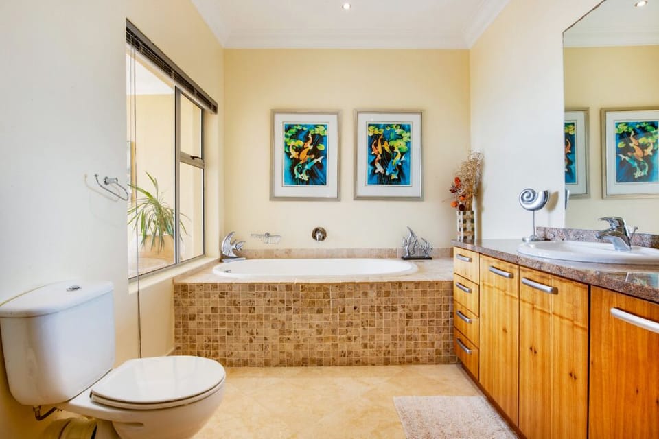 Camps Bay Beach Condo 17