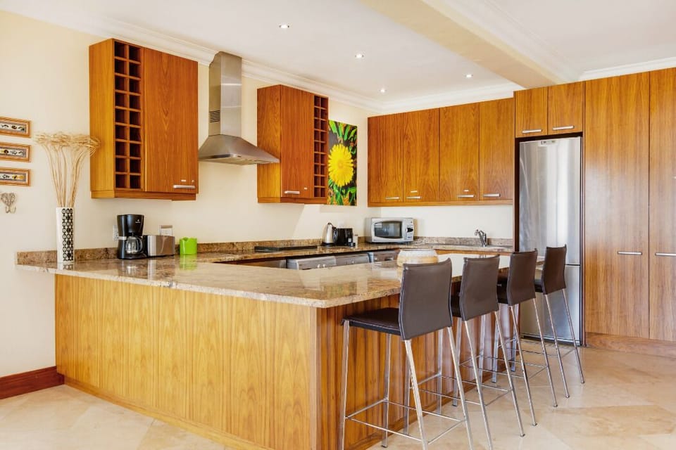 Camps Bay Beach Condo 10