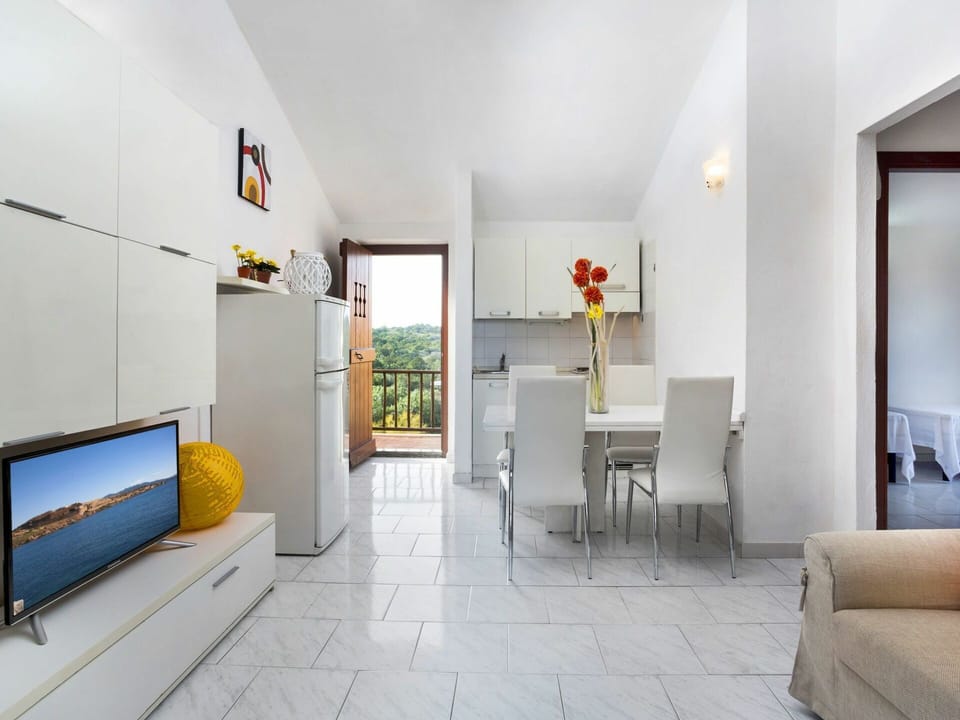 Room, Interior Design, Property, Building, Furniture, Floor, House, Ceiling, Yellow, Architecture