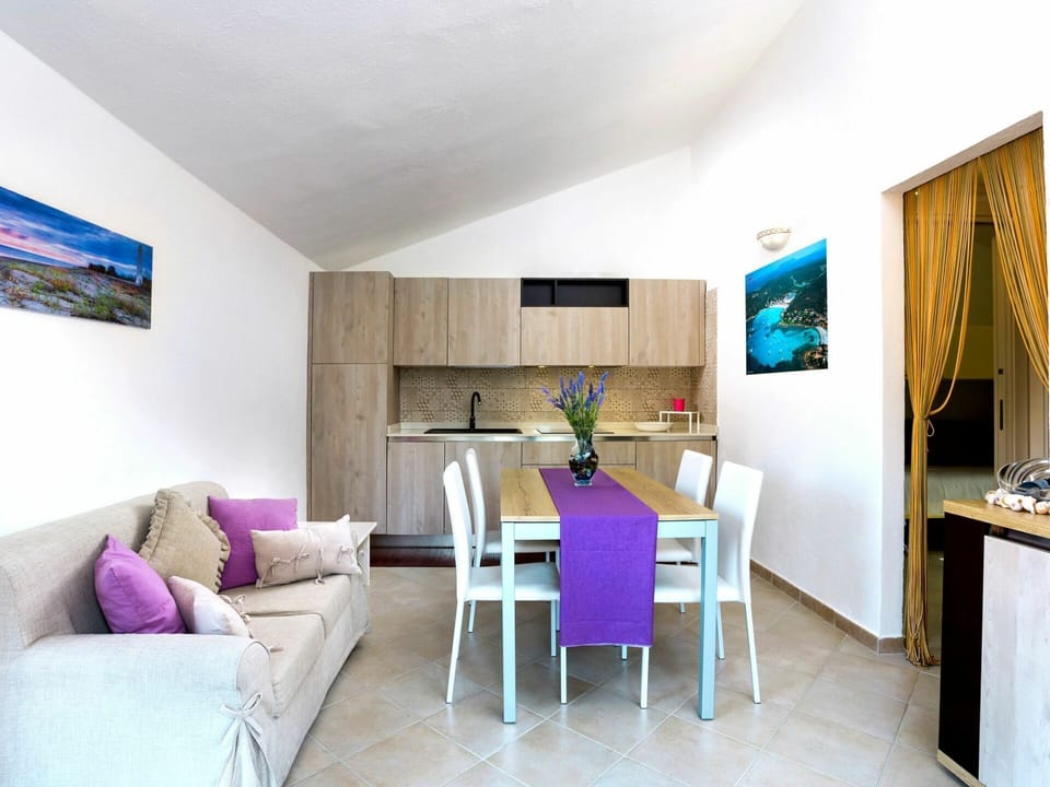 Property, Room, Furniture, Interior Design, Building, House, Table, Wall, Floor, Suite