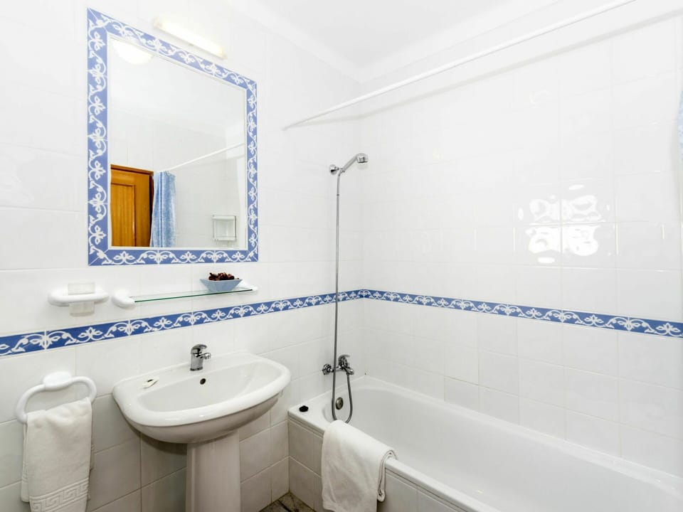 Bathroom, Property, Room, Interior Design, Tile, Tap, Wall, Architecture, Plumbing Fixture, Real Estate