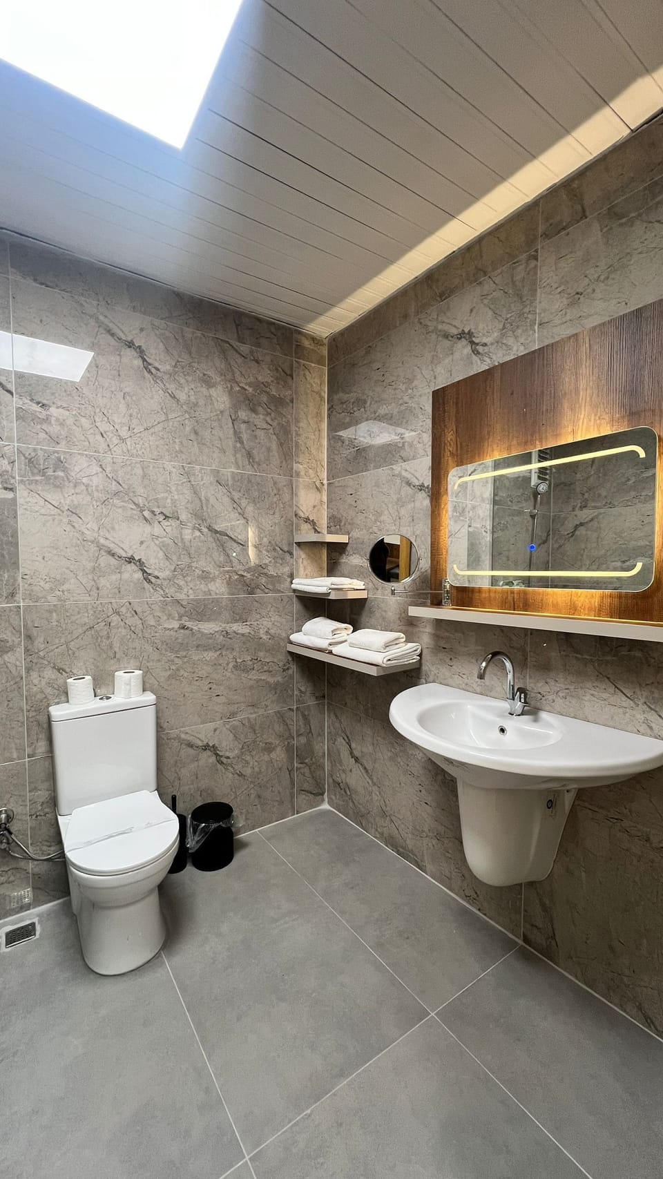 Superior Room | Bathroom | Shower, towels