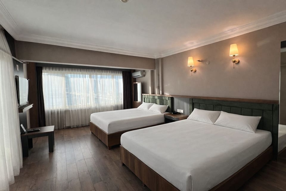 Family Room | Laptop workspace, free WiFi, bed sheets