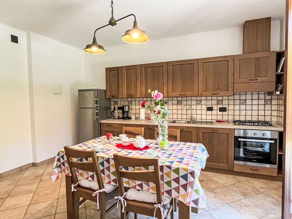 Flower, Table, Furniture, Property, Cabinetry, Wood, Interior Design, Lighting, Countertop, Decoration