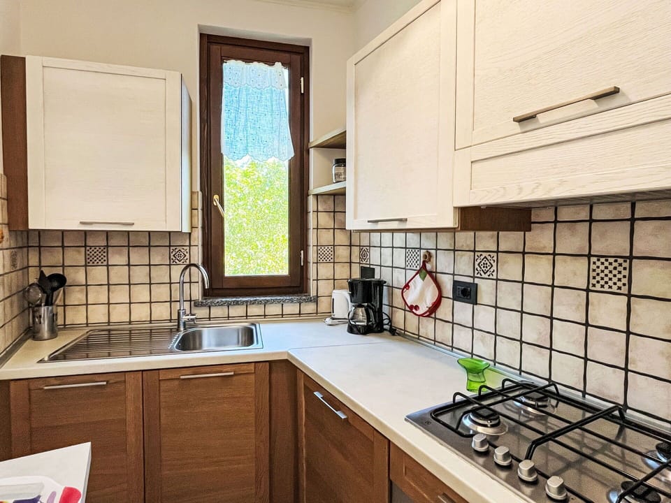 Kitchen Sink, Cabinetry, Countertop, Tap, Sink, Property, Plumbing Fixture, Building, Kitchen, Kitchen Stove