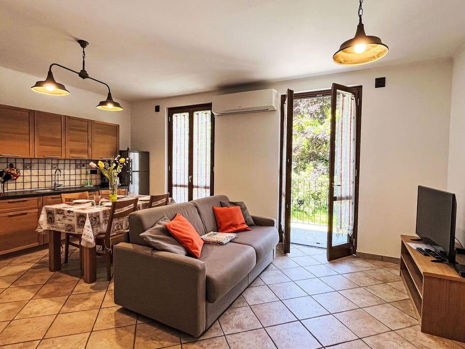 Property, Furniture, Couch, Interior Design, Wood, Shade, Plant, Comfort, Houseplant, Floor