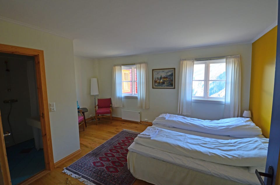 Double or Twin Room | Individually furnished, bed sheets