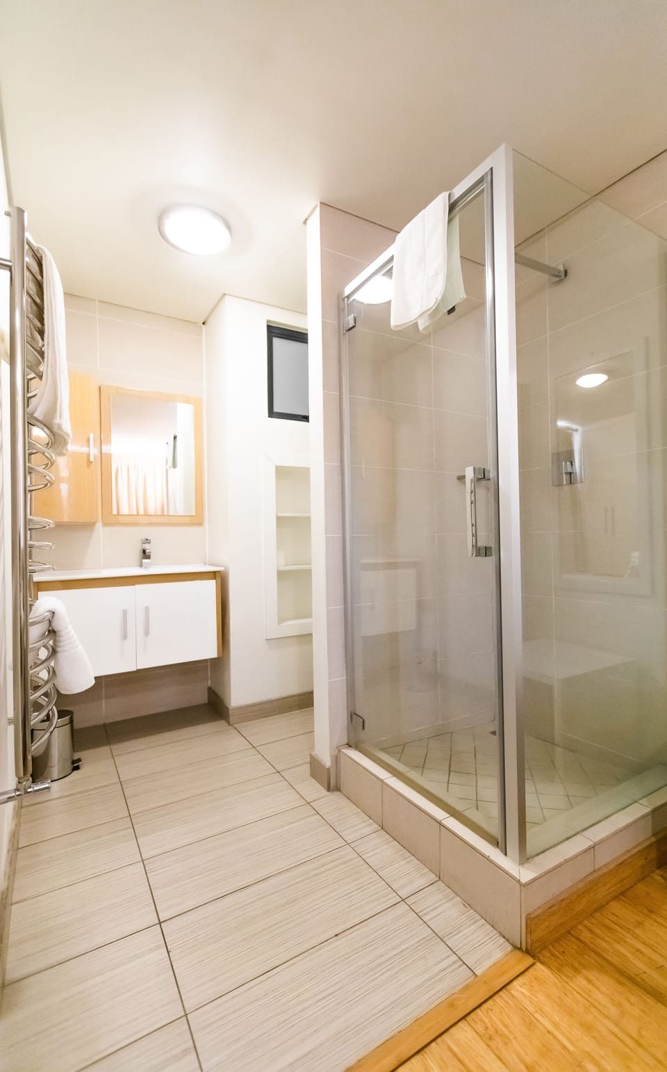 Deluxe Loft, 2 Bedrooms | Bathroom | Separate tub and shower, designer toiletries, towels, soap