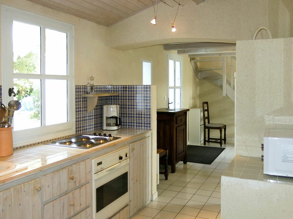 Countertop, Property, Room, Cabinetry, Kitchen, Furniture, Tile, Interior Design, Building, Kitchen Stove