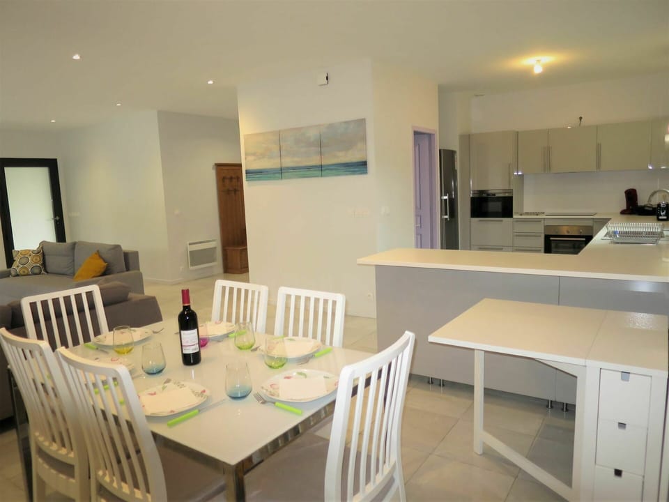 Table, Furniture, Cabinetry, Chair, Building, Kitchen Sink, Tableware, Kitchen, Wood, Sink