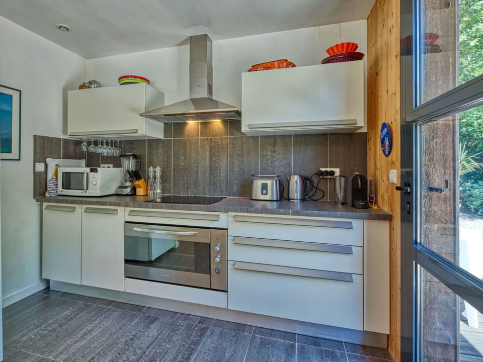 Cabinetry, Countertop, Property, Kitchen Appliance, Exhaust Hood, Kitchen, Kitchen Stove, Wood, Home Appliance, Flooring