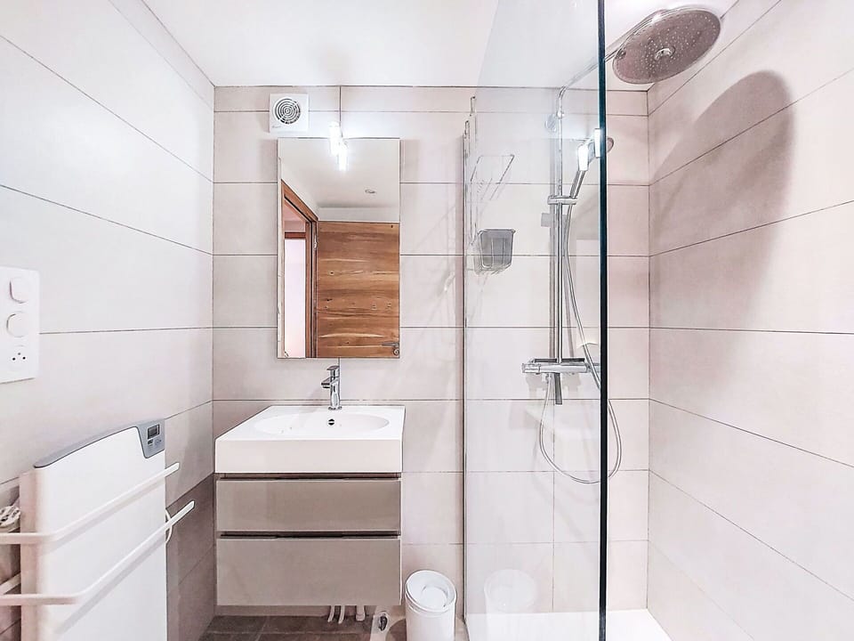 Bathroom, Flooring, Plumbing Fixture, Interior Design, Floor, Toilet, Plumbing, Tap, Tile, Mirror