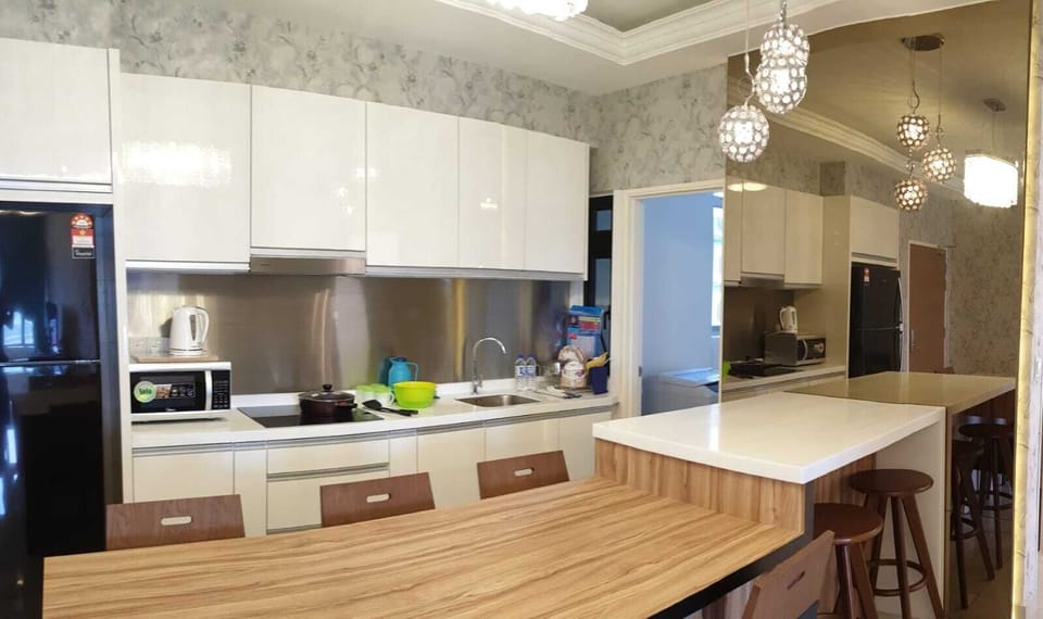Full-size fridge, microwave, stovetop, electric kettle
