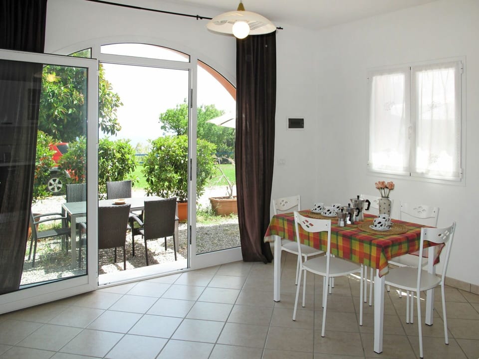 Property, Room, Building, House, Furniture, Floor, Interior Design, Real Estate, Apartment, Table