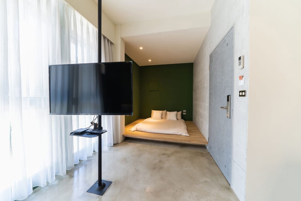 Deluxe Double Room, Bathtub | Desk, laptop workspace, soundproofing, free WiFi