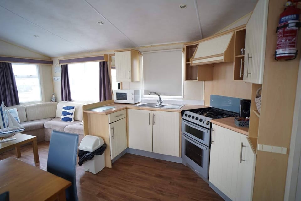Chalet | Private kitchen | Fridge, microwave, oven, stovetop