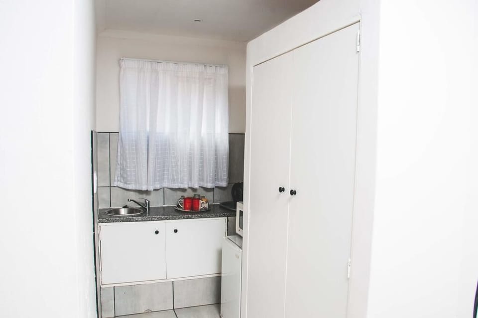 Family Suite, Kitchenette | Private kitchenette | Microwave, electric kettle
