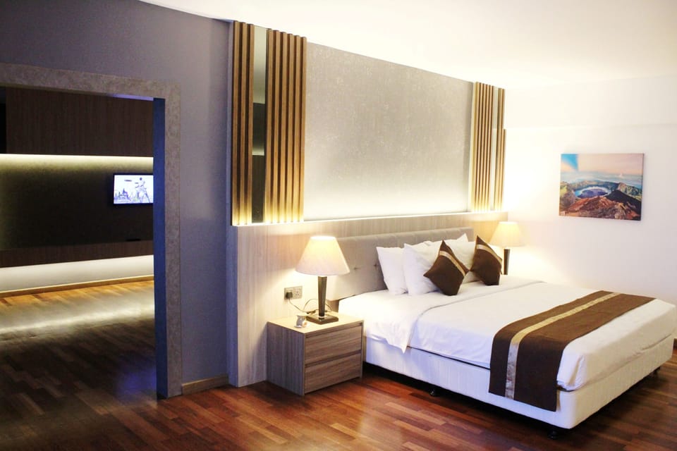 Executive Suite, 1 King Bed, Balcony, Pool View | Premium bedding, minibar, in-room safe, desk