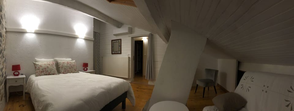 Egyptian cotton sheets, premium bedding, soundproofing, free WiFi