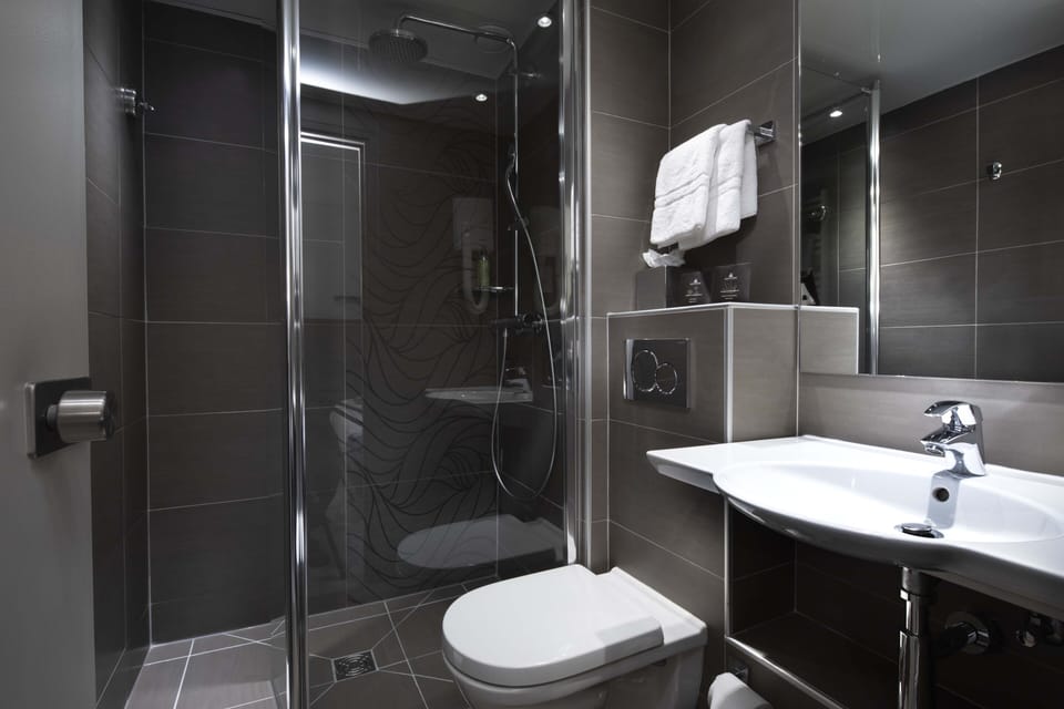 Combined shower/tub, free toiletries, hair dryer, towels