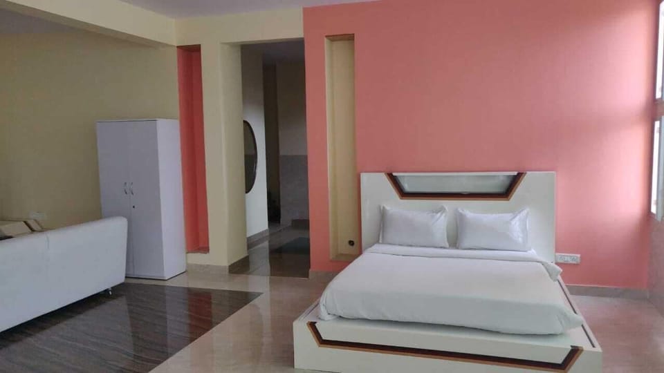 Deluxe Room, 1 Queen Bed | Individually furnished, soundproofing, bed sheets